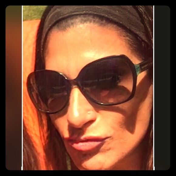 Meet your Posher, Jessica - Picture 1 of 2